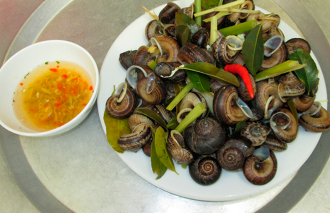 Đồng bào dân tộc Thái ở huyện Mai Châu (Hòa Bình) thường lên rừng săn bắt ốc núi đá về chế biến thành nhiều món ăn vô cùng hấp dẫn như: Luộc, xào lá lốt, hấp gừng, hấp xả, xào sả ớt, trộn gỏi... Nhưng món ăn được đồng bào Thái ưa thích và chế biến nhiều nhất vẫn là món ốc hấp xả. Đồng bào dân tộc Thái ở huyện Mai Châu (Hòa Bình) thường lên rừng săn bắt ốc núi đá về chế biến thành nhiều món ăn vô cùng hấp dẫn như: Luộc, xào lá lốt, hấp gừng, hấp xả, xào sả ớt, trộn gỏi... Nhưng món ăn được đồng bào Thái ưa thích và chế biến nhiều nhất vẫn là món ốc hấp xả.