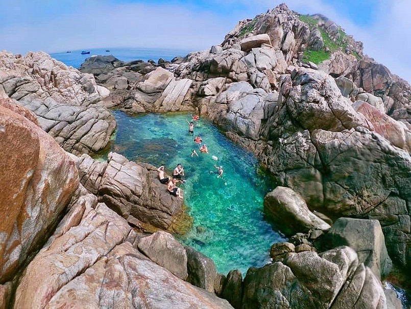 Hòn Con Trâu tựa như một bể bơi tự nhiên. Ảnh: Tommy Toàn