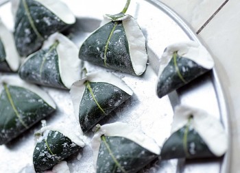 Lạ lùng món bánh chỉ có bột và lá mọc bờ rào mà ai ăn cũng ghiền