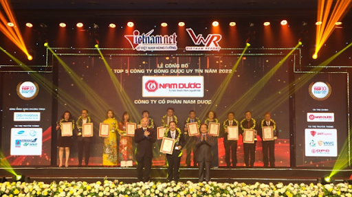 Đại diện công ty Nam Dược nhận chứng nhận “Top 5 công ty Đông dược uy tín” vào ngày 5/1/2022. 