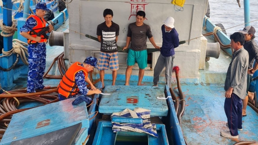 Phát hiện hai vụ vận chuyển lượng lớn dầu DO trái phép trên biển