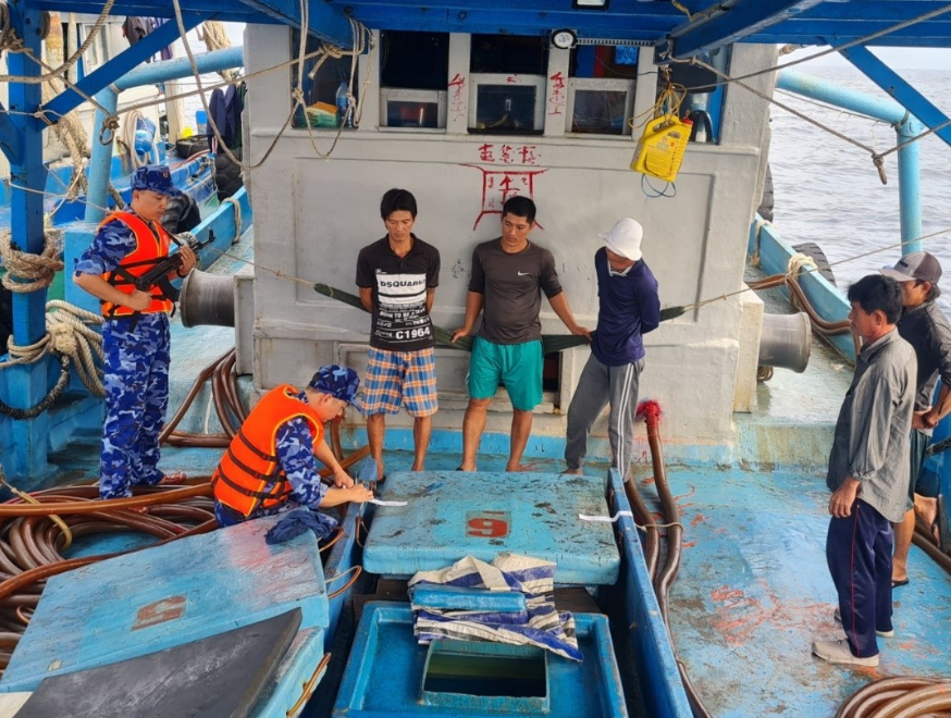 Kiểm tra tàu chở dầu vi phạm Kiểm tra tàu chở dầu vi phạm