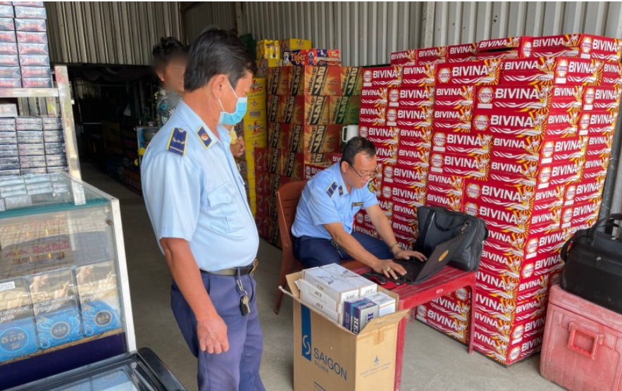 Kiên Giang: Kiểm tra đột xuất một cửa hàng kinh doanh, thu giữ hàng trăm bao thuốc lá nhập lậu