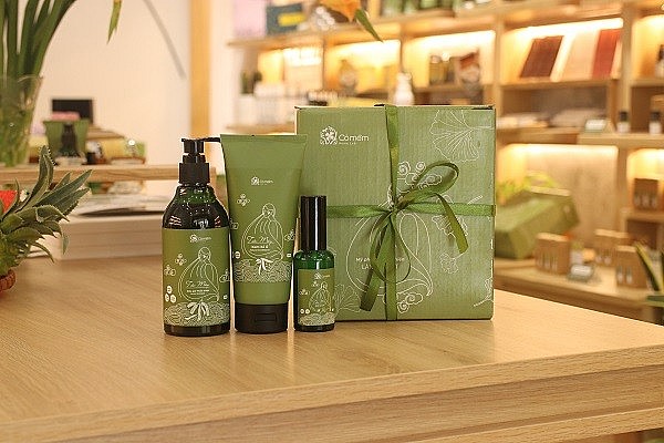 Giá tham khảo: Dầu gội thảo dược - 345K/chai 300gr; Kem ủ xả Tóc Mây - 245K/tuýp 200gr; Hair Serum Tóc Mây - 210K/chai xịt 50ml