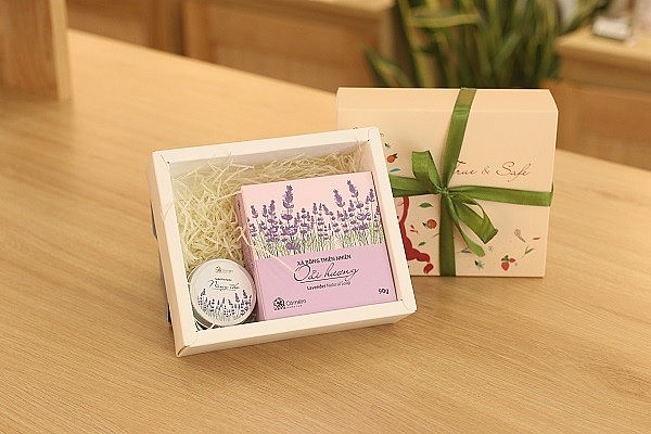 Giá tham khảo: Xà bông tắm thiên nhiên 120K/soap, Nước hoa khô 180 – 200K/hũ 10gr. Combo 2 sản phẩm từ 300K