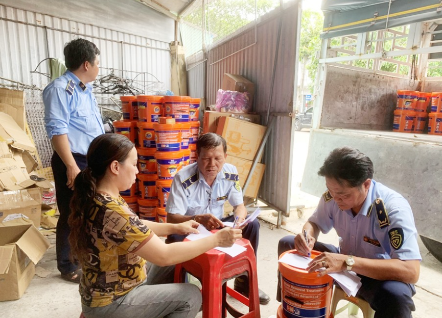 Làm việc với chủ shop vi phạm