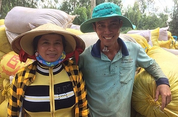 Vợ chồng ông Vương vẫn hàng ngày trên đồng, tự tay làm mọi việc dù đã thành tỷ phú.