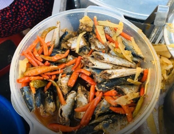 Cá kho làm tăng hương vị cho xôi măng