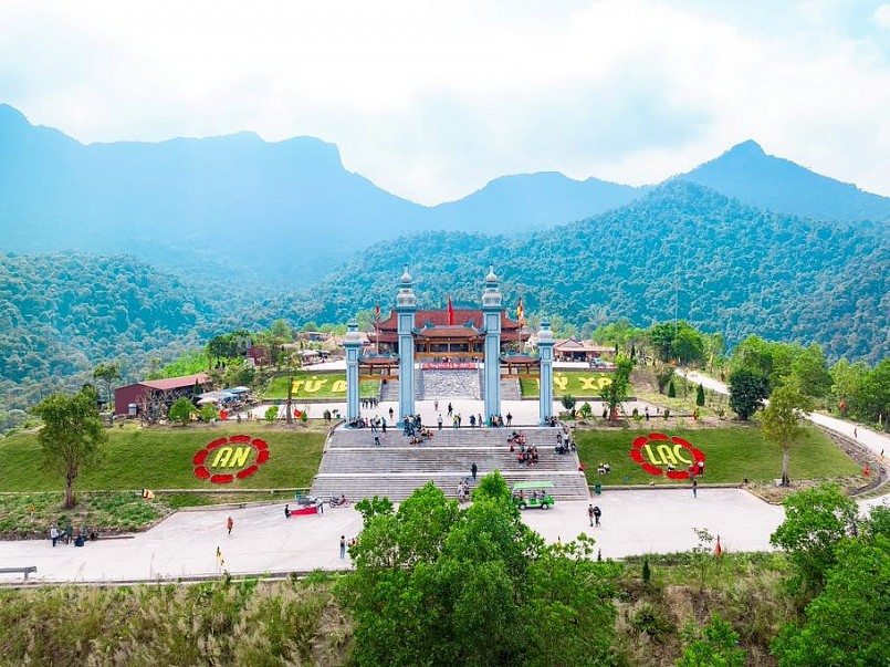 Mỗi du khách đến đây chắc chắn ai cũng sẽ lưu giữ cho mình những tấm hình lưu niệm tại Quảng trường trung tâm Tây Yên Tử được xây dựng tái hiện Hoàng Thành Thăng Long. (Ảnh chụp tại Lễ khai hội Xuân Tây Yên Tử 2023)