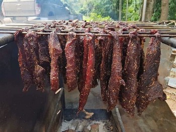 Thưởng thức đặc sản thịt trâu gác bếp tại Pù Luông