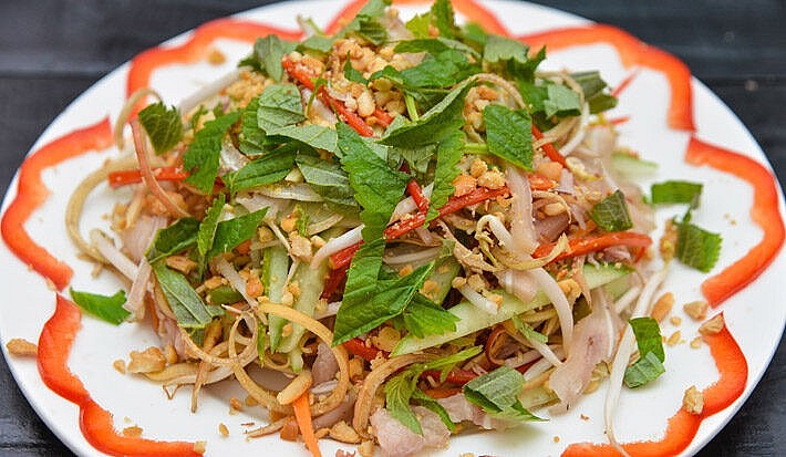 du khách nước ngoài khen nức nở món nộm hoa chuối du khách nước ngoài khen nức nở món nộm hoa chuối