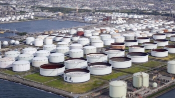 Giá dầu thô tiếp tục lao dốc do lo ngại nhu cầu tiêu thụ suy yếu