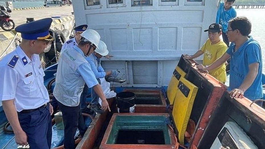 Liên tiếp phát hiện,  bắt giữ tàu cá vận chuyển hàng chục nghìn lít dầu DO trái phép