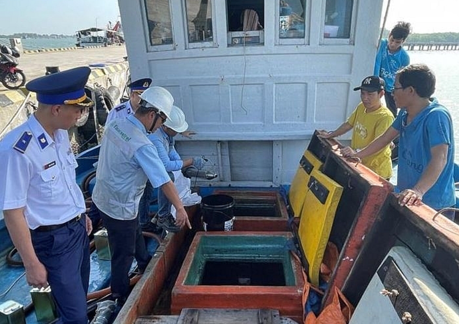 Kiểm tra tàu chở dầu vi phạm Kiểm tra tàu chở dầu vi phạm