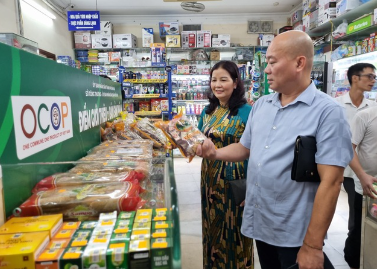 Điểm giới thiệu và bán sản phẩm OCOP trên địa bàn quận Đống Đa. Ảnh: VGP Điểm giới thiệu và bán sản phẩm OCOP trên địa bàn quận Đống Đa. Ảnh: VGP