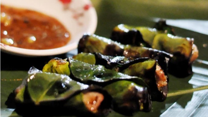 Hái lá bưởi ngoài vườn về làm chả cho ra đặc sản thơm phức, ngửi thôi đã thấy thèm