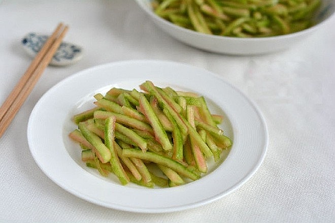 Vỏ cùi dưa hấu có thể chế biến thành món ăn và đem lại ích lợi cho sức khỏe Vỏ cùi dưa hấu có thể chế biến thành món ăn và đem lại ích lợi cho sức khỏe