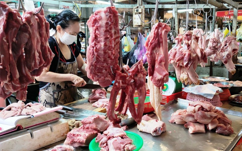 Giá heo hơi hôm nay (19/2) giảm liên tục tuy nhiên giá thịt heo tại chợ vẫn cao. Giá heo hơi hôm nay (19/2) giảm liên tục tuy nhiên giá thịt heo tại chợ vẫn cao.