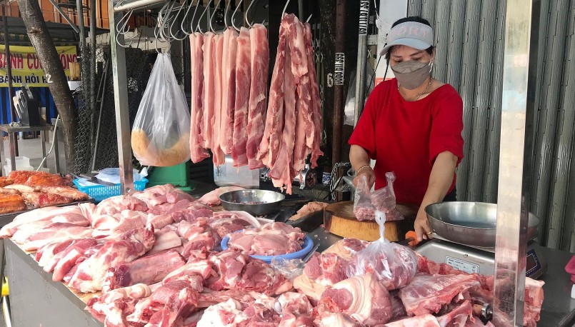 Nhu cầu tiêu thụ chậm khiến giá heo giảm sâu, người chăn nuôi ngại tái đàn vì thua lỗ.