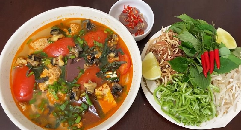 Món bún riêu cua vang rất hấp dẫn.