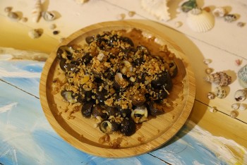Loài ốc cứ thuỷ chiều lên là đi “dạo chơi”, xưa mọi người hay ăn xào, nay rang cháy tỏi mới ngon hết nấc