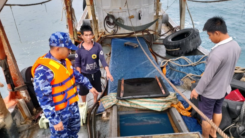 Nhiều tàu cá vận chuyển lượng lớn dầu DO trái phép vừa bị phát hiện, bắt giữ