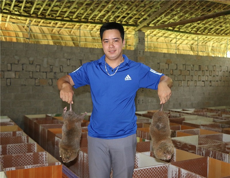 Hoàng Văn Khanh vui mừng vì nuôi thành công loài dúi