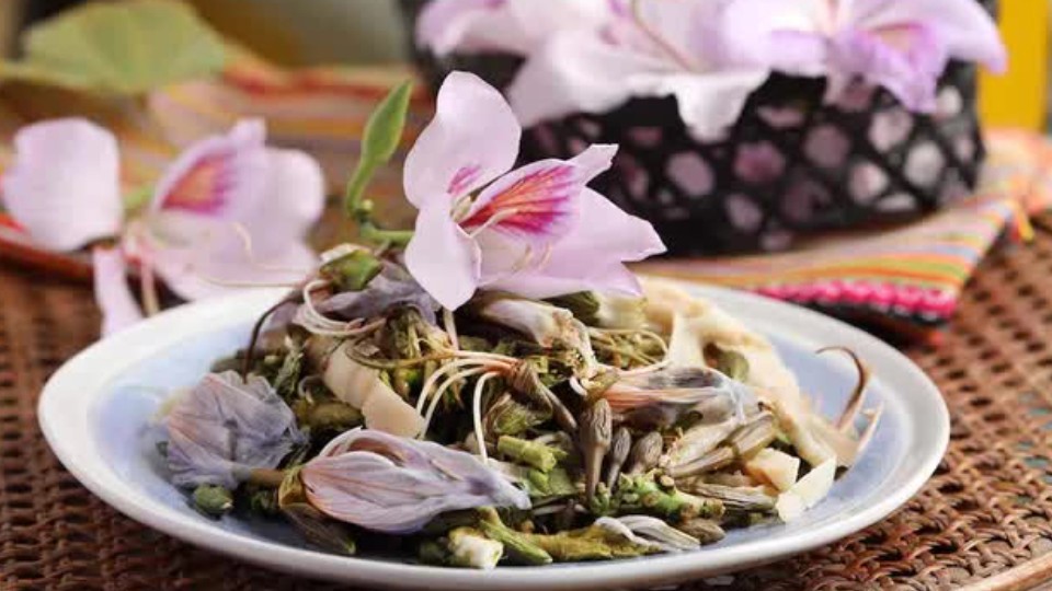 Đã đẹp lại còn ăn ngon, đem hoa ban về chế biến thành món đặc sản Tây Bắc ăn quên lối về
