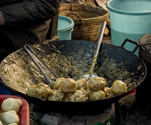 Ngào bánh trong chảo đường ngọt lịm Ngào bánh trong chảo đường ngọt lịm