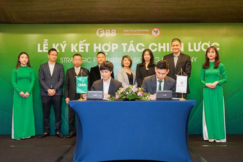  Ông Phùng Anh Tuấn và ông Chatuporn Boozaya-Angool - Tổng Giám đốc KBank – Chi nhánh Thành phố Hồ Chí Minh - ký kết chương trình hợp tác