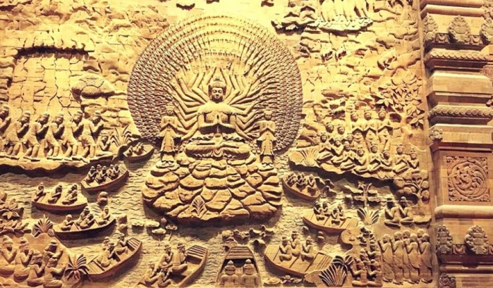 Ở chính diện trưng bày bức phù điêu lớn được chạm khắc bằng đá núi lửa, còn hai bên là rồng bằng đá đang chầu. Ở chính diện trưng bày bức phù điêu lớn được chạm khắc bằng đá núi lửa, còn hai bên là rồng bằng đá đang chầu.