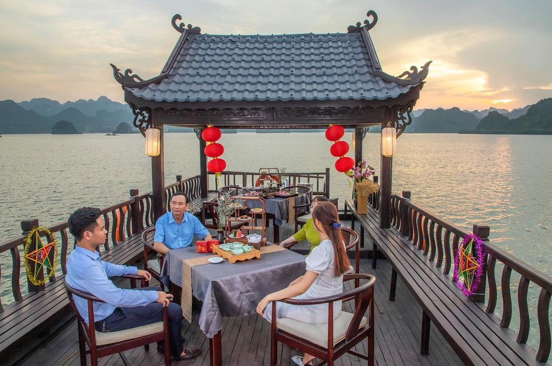 Nhà hàng có khu vực ngoài trời cho du khách ngồi nghỉ ngơi, ngắm cảnh. Nguồn bài viết: https://dulichkhampha24.com/chua-tam-chuc.html Nhà hàng có khu vực ngoài trời cho du khách ngồi nghỉ ngơi, ngắm cảnh. Nguồn bài viết: https://dulichkhampha24.com/chua-tam-chuc.html