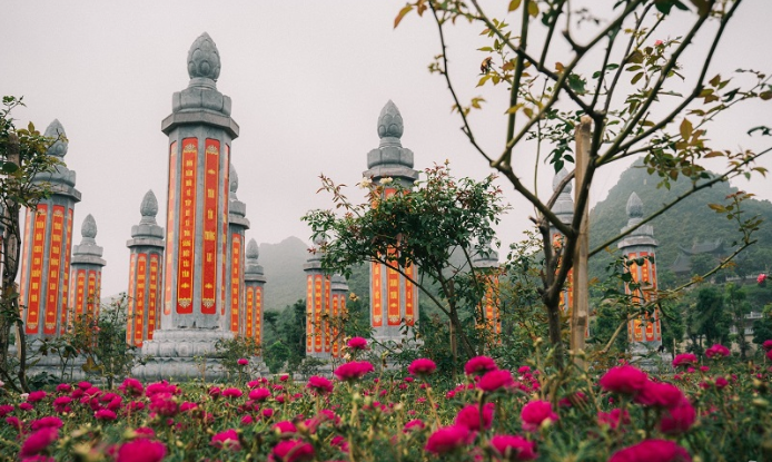 Đây là khu vực cho thấy sự bề thế, tráng lệ của chùa. Nguồn bài viết: https://dulichkhampha24.com/chua-tam-chuc.html Đây là khu vực cho thấy sự bề thế, tráng lệ của chùa. Nguồn bài viết: https://dulichkhampha24.com/chua-tam-chuc.html