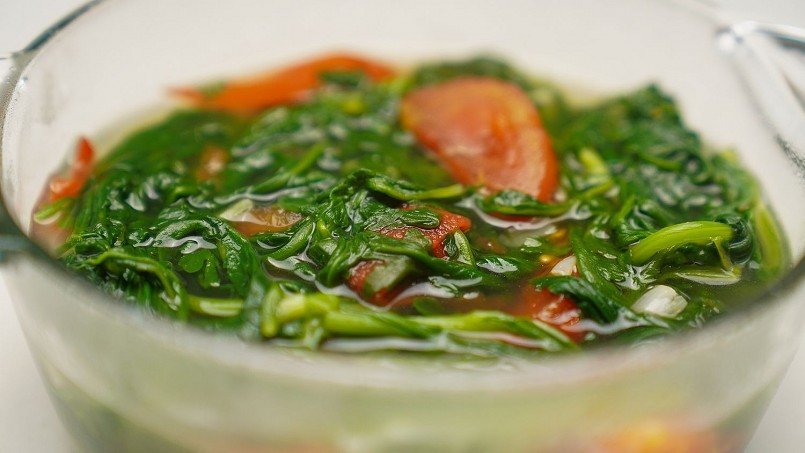 Canh cải cúc nấu cà chua