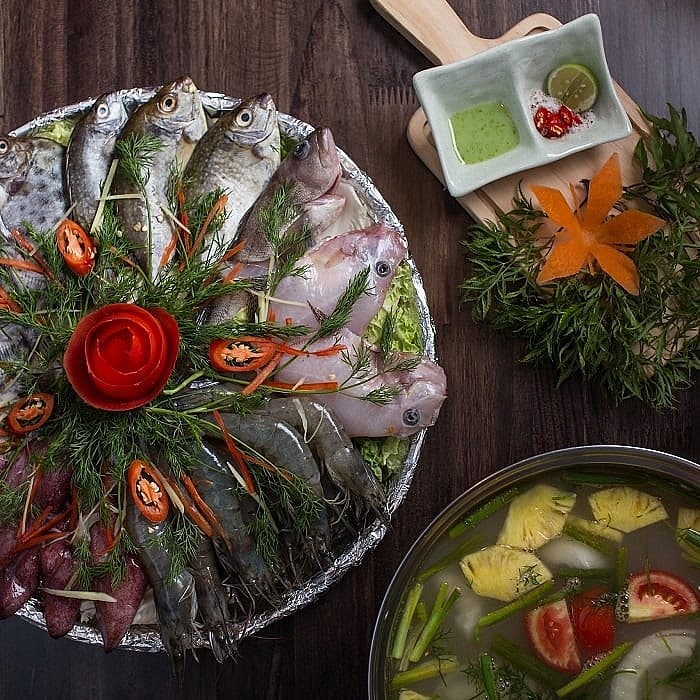 Bên cạnh cá tươi thì người ta còn sử dụng nhiều hải sản như mực, tôm... khi ăn lẩu lạp xạp