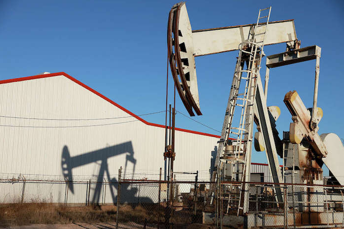 Giá dầu thô tiếp tục sụt giảm mạnh