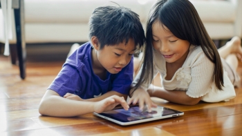 Trẻ sử dụng thiết bị điện tử quá nhiều có nguy cơ thoái hóa khớp