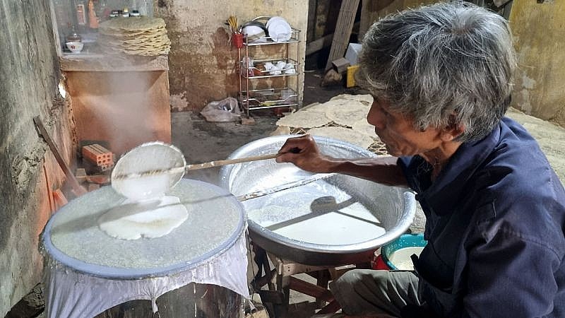 Cùng nhau tráng bánh là niềm vui của người dân làng Túy Loan