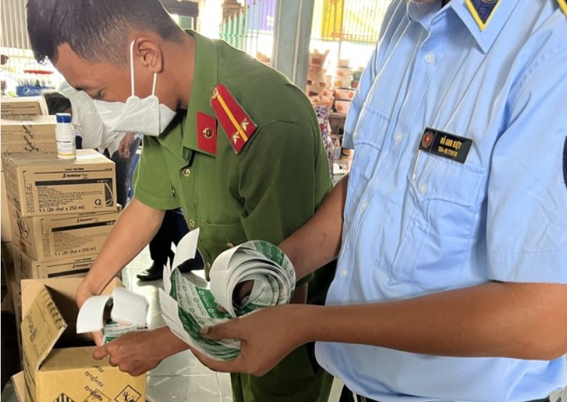 Hậu Giang: Kiểm tra đột xuất một hộ kinh doanh, thu giữ gần 1.000 chai thuốc bảo vệ thực vật không rõ nguồn gốc