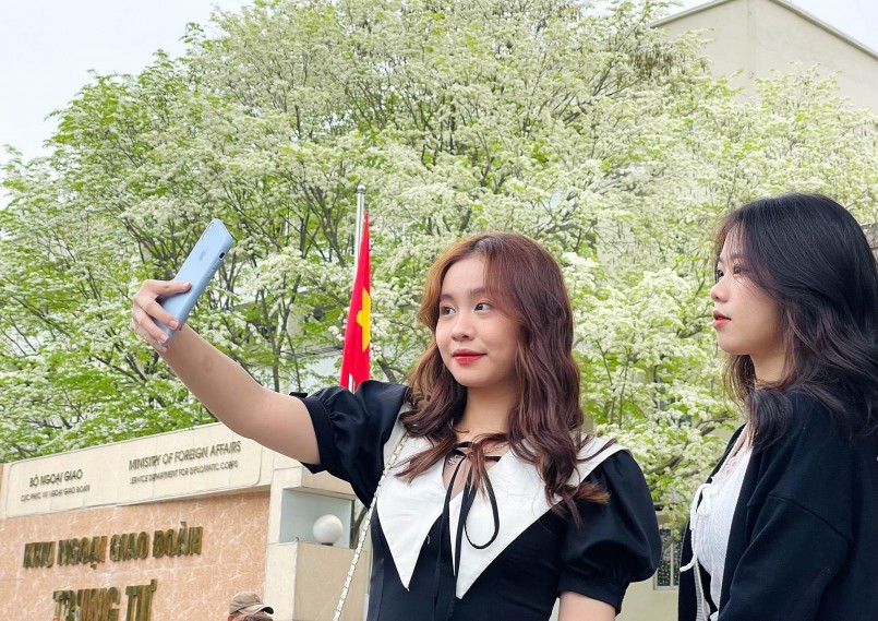 Mùa hoa sưa Hà Nội là dịp để các bạn trẻ có những tấm hình đẹp. Mùa hoa sưa Hà Nội là dịp để các bạn trẻ có những tấm hình đẹp.