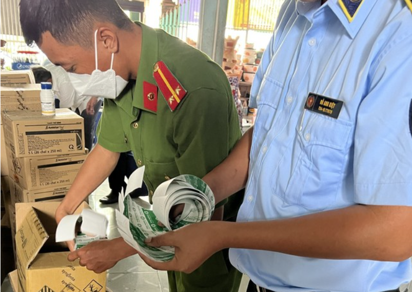 Hậu Giang: Kiểm tra đột xuất một hộ kinh doanh, thu giữ gần 1.000 chai thuốc bảo vệ thực vật không rõ nguồn gốc