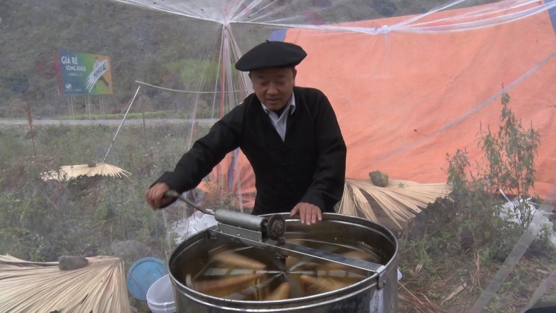 Anh Lử thu hoạch mật ong bạc hà Anh Lử thu hoạch mật ong bạc hà