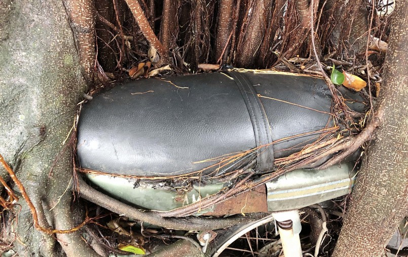 Phần yên của chiếc xe máy cổ vẫn còn nguyên.