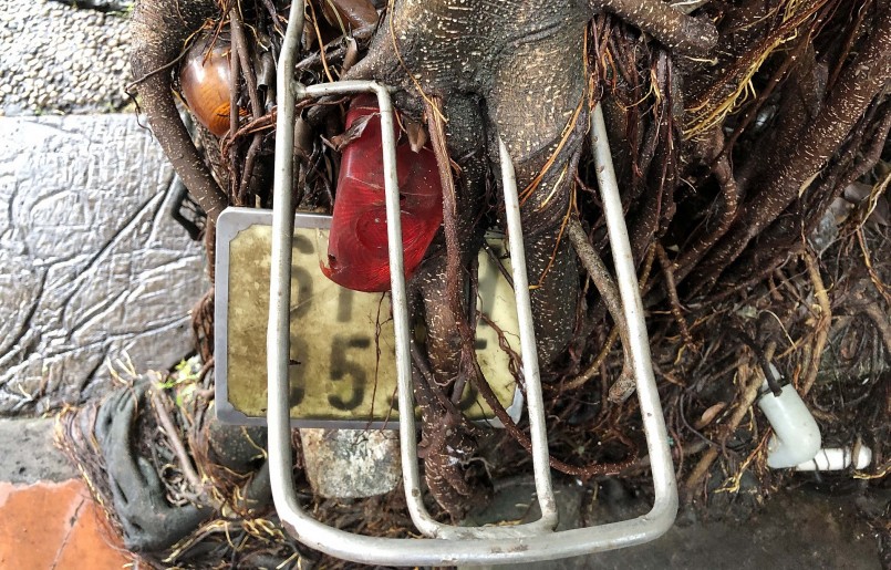 Biển của chiếc xe máy cổ đã được ông Tâm làm lại.