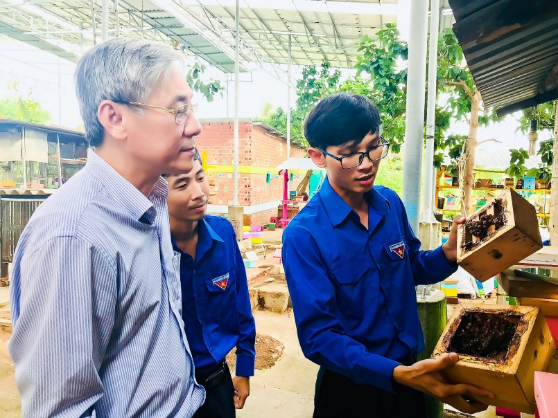 anh Nguyễn Hữu Trực chia sẻ về mô hình nuôi ong dú