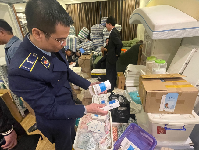 Lực lượng chức năng đang kiểm tra hàng hóa tại điểm chứa trữ