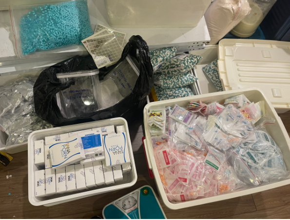 Rất nhiều loại thuốc được đựng trong các túi nilong, bên ngoài có ngôn ngữ nước ngoài