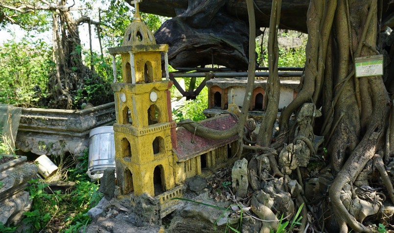 Sở dĩ chậu sanh này có giá cao như vậy là nhờ có hình thánh giá ở giữa.