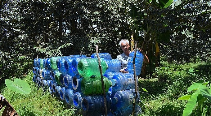 Ông Mười Nghĩa luôn theo dõi tình hình thời tiết và chuẩn bị bình nhựa sẵn sàng chống hạn mặn cho cây sầu riêng. Ông Mười Nghĩa luôn theo dõi tình hình thời tiết và chuẩn bị bình nhựa sẵn sàng chống hạn mặn cho cây sầu riêng.