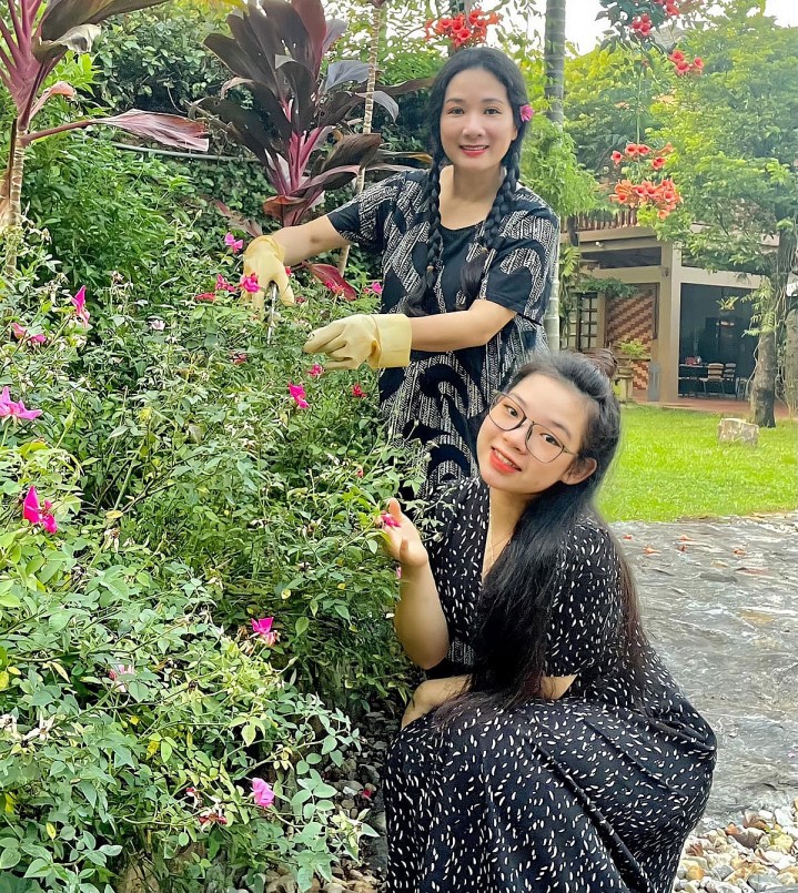 Trong khu vườn hoa trái còn lại những phút bình yên khép lại những giông bão ngoài kia. Trong khu vườn hoa trái còn lại những phút bình yên khép lại những giông bão ngoài kia.